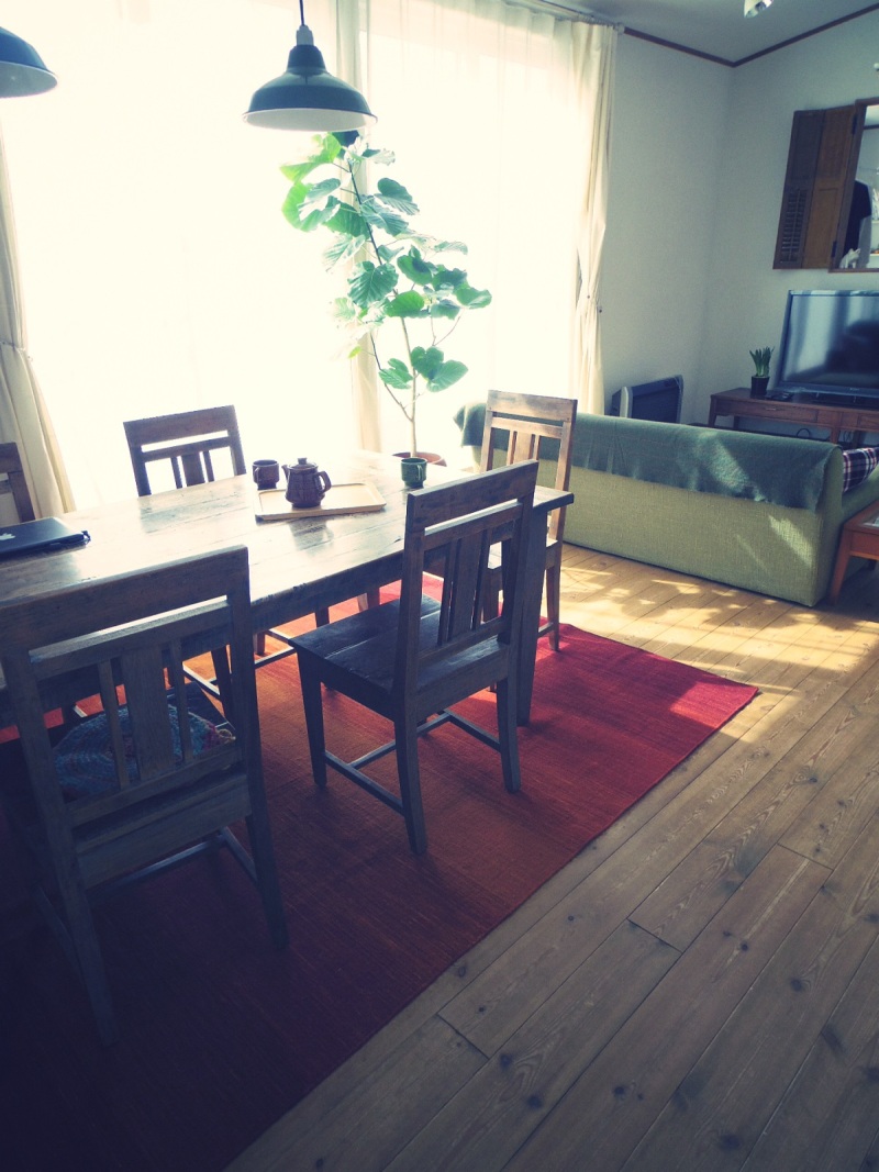 ウール 羊毛 のラグ 絨毯は滑りやすい 滑り止めを付けない理由 ウール絨毯の ハグみじゅうたん 自然素材 羊毛のラグ カーペット