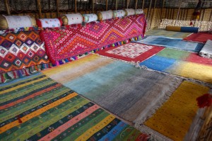 絨毯を敷き詰めたイランの遊牧民のテントの中