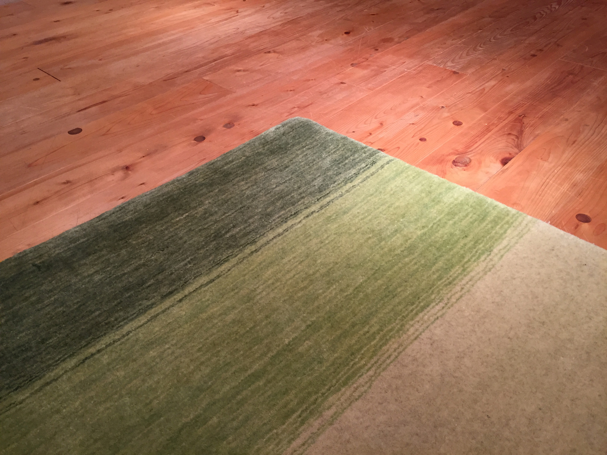 無垢の床にラグは敷けるの ウール絨毯の ハグみじゅうたん 自然素材 羊毛のラグ カーペット