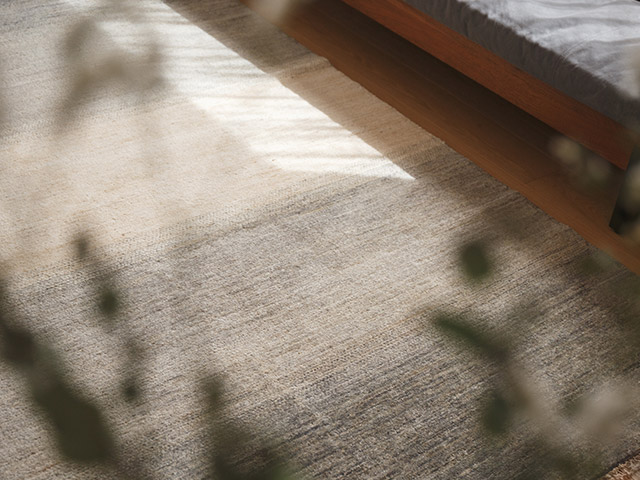 羊毛（ウール）で織り上げた手織り絨毯