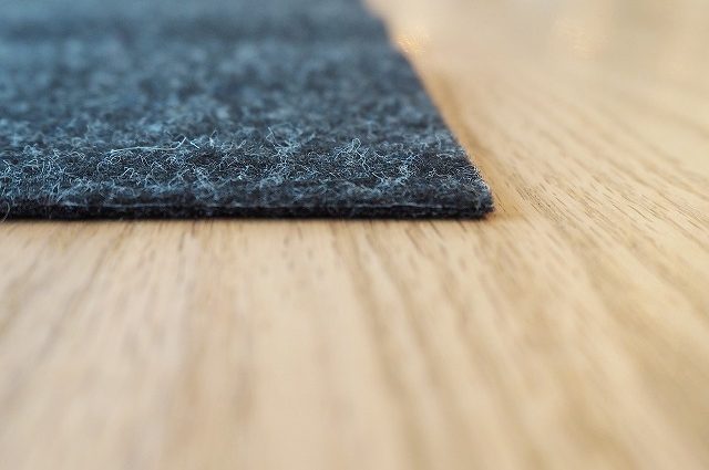 ラグや絨毯の滑り事故を防止する おすすめの滑り止めシート 前編 | ウール絨毯の【ハグみじゅうたん】自然素材 羊毛のラグ・カーペット