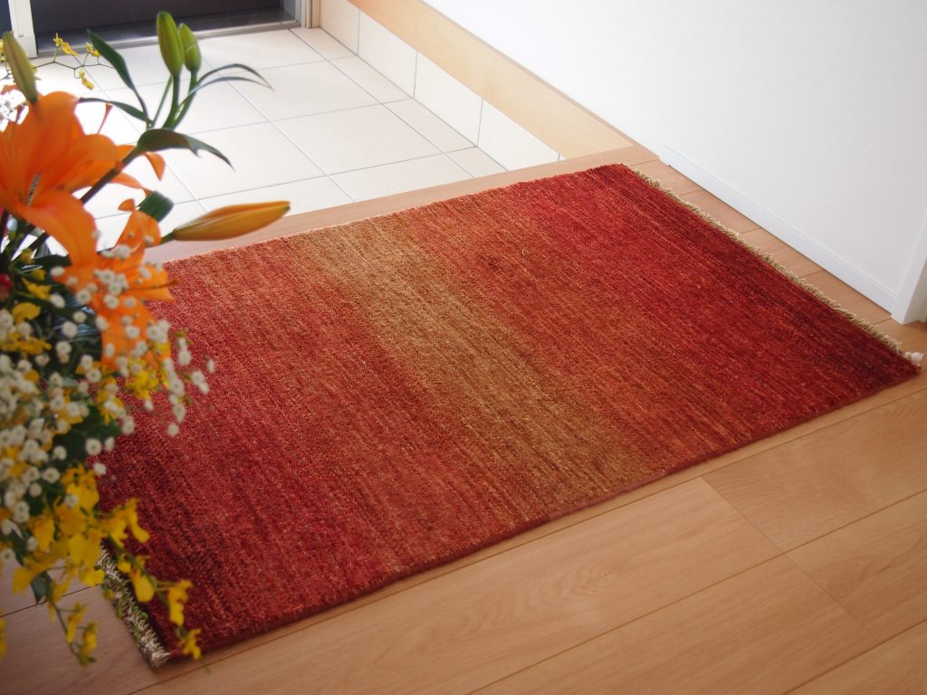 ウールラグ 玄関マットの色に迷ったら風水で選ぶ ウール絨毯の ハグみじゅうたん 自然素材 羊毛のラグ カーペット