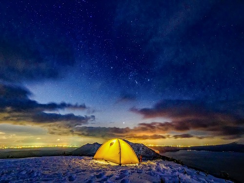 冬のグランピング・キャンプ　雪上のテント