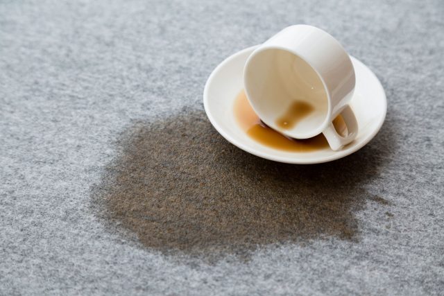 絨毯にコーヒーwこぼした