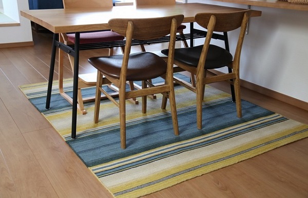 ダイニングテーブルの下にラグを敷く 敷かない 意外と多いラグを敷くメリット ウール絨毯の ハグみじゅうたん 自然素材 羊毛のラグ カーペット