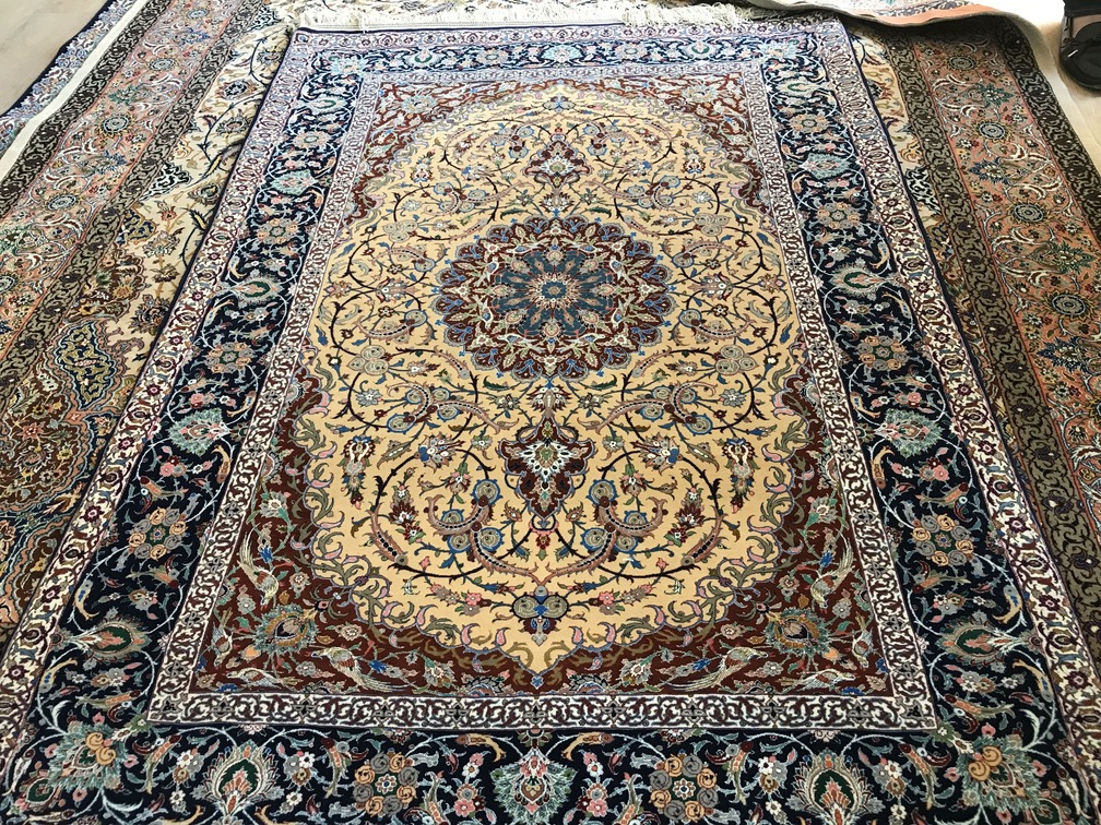 イスファハーン産のペルシャ絨毯