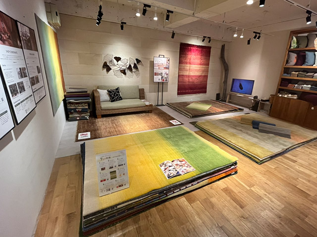 KAJA吉祥寺本店ハグみじゅうたん展の様子